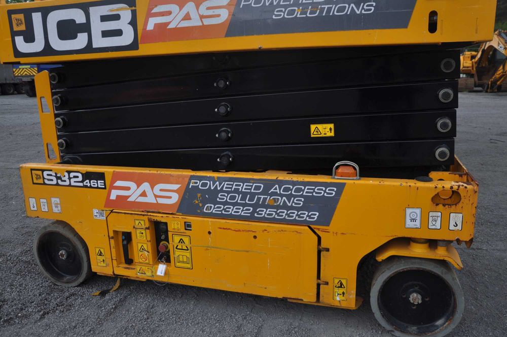 Zwyżka podnosnik podest ruchomy kompaktowy jcb Genie jlg 2646 E 10  M