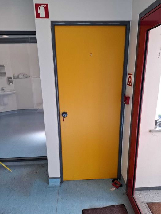 DIVISÓRIAS em alumínio c/ vidro duplo e c/ percianas embutidos