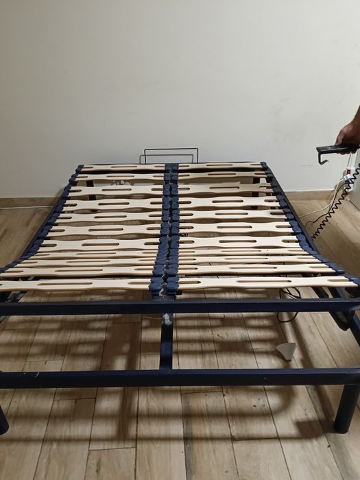 Cama articulada de casal em ótimo estado de conservação