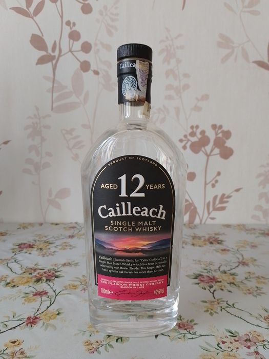 Стеклянные разноцветные бутылки. Для украшения интерьера и жидкостей.