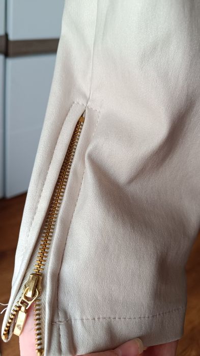 Spodnie by me woskowane złote guziki zamki beż