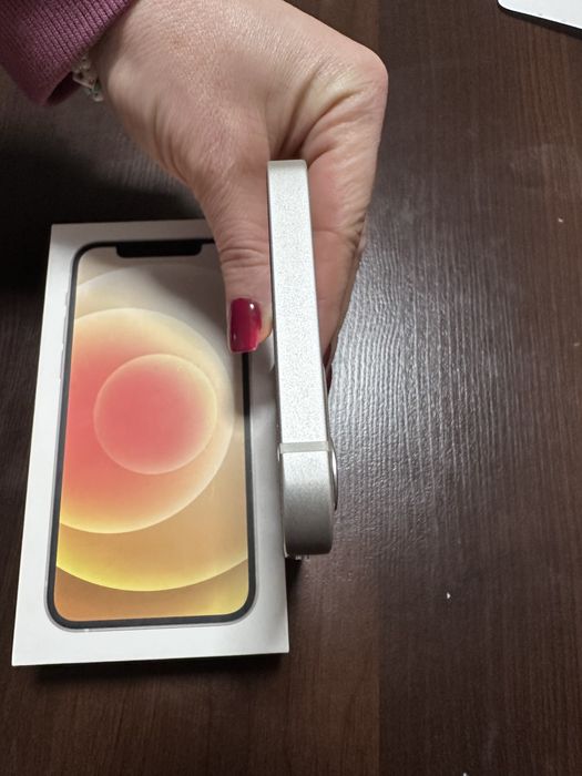 Продам iPhone 12 на 64