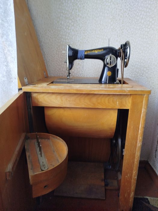 Продам швейну машинку