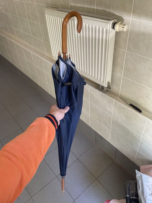Топовий зонтик, отдам за бігтесті меню!!!