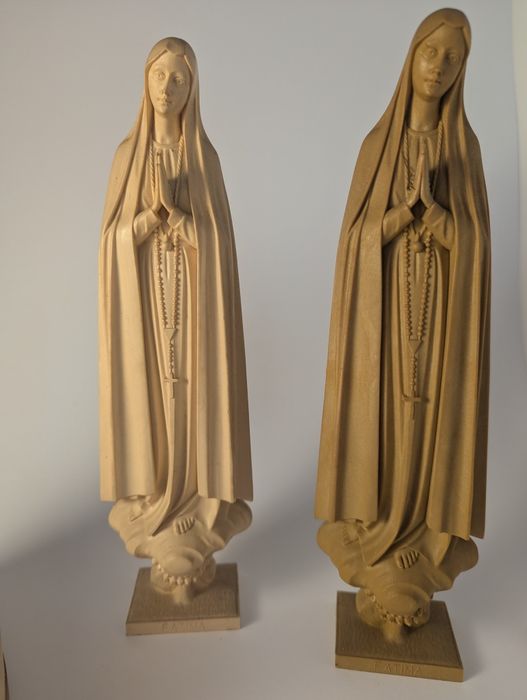 Três estatuetas de madeira de Fátima