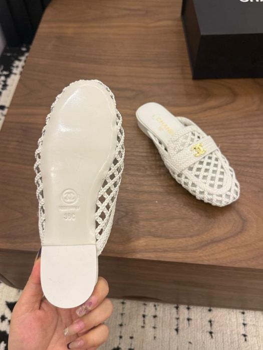 Klapki CHANEL White Leather