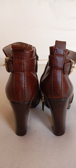 Botas castanha de salto alto Uterque