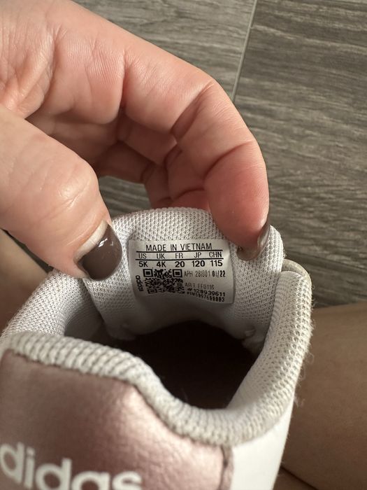 Кросівки адідас для дівчинки