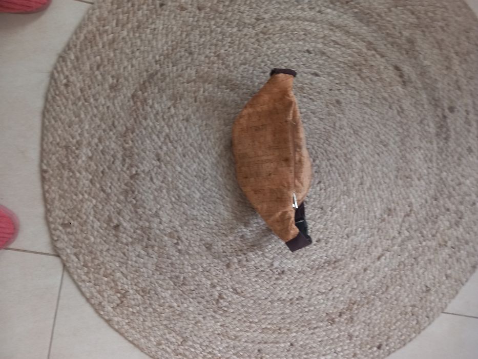 Bolsa de cintura em cortiça vegetal