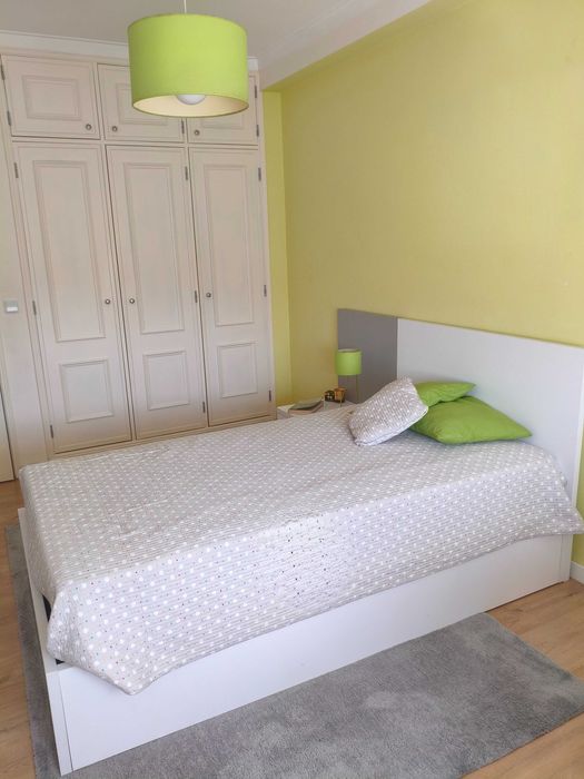 Cama + mesa de cabeceira + colchão