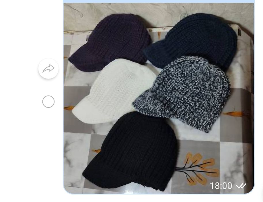 Жіноча шапка з козирком