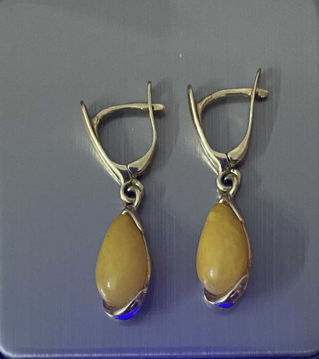 Kolczyki złote pr. 585, waga 4,48 gr. bursztyn mleczny żółty