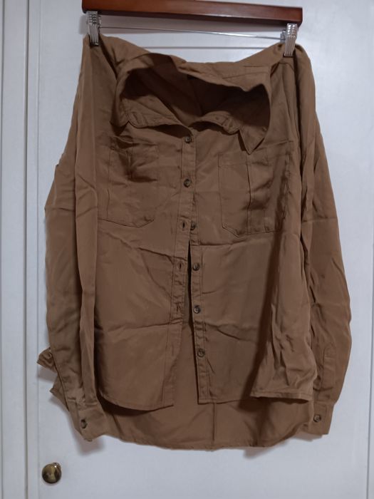 Camisa castanha c/ bolsos