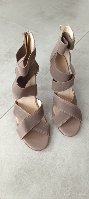 Sandały damskie na szpilce z paskami 39