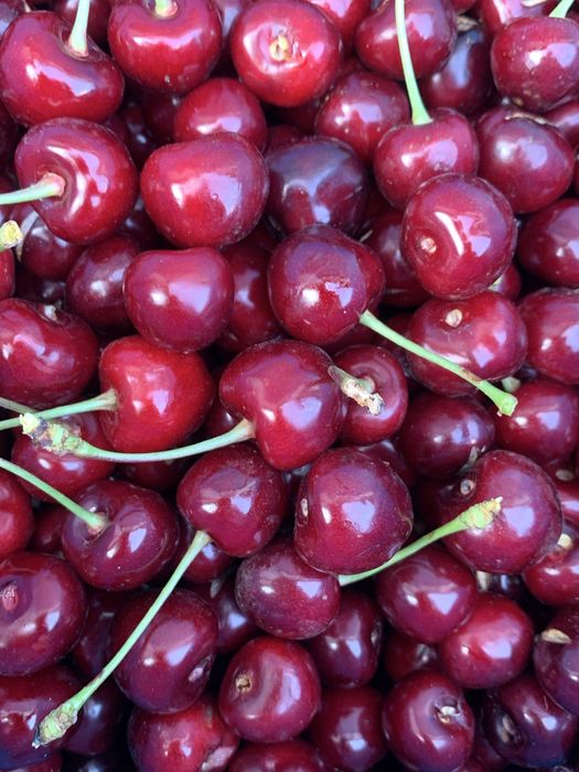 Вареня з вишні, червоної  черешні та свіжа малина з цукром