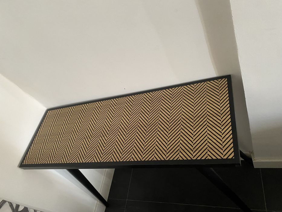 Mesa consola preta com espinhas