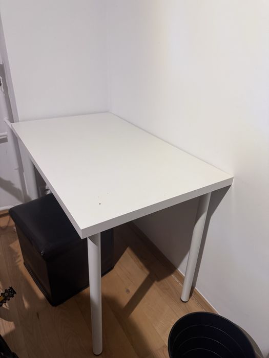 Meble: biurko IKEA, szafa, stolik nocny