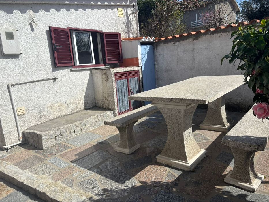 Anexo !com 2 quartos e 1 casa de banho