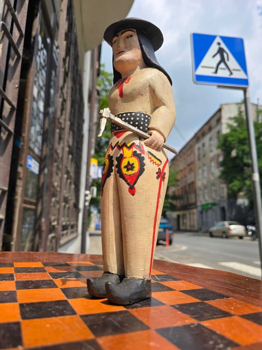 STara drewniana figurka góral