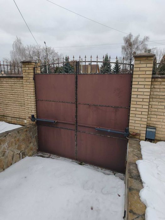 Двоє кованих воріт, хвіртка та ковка на забор