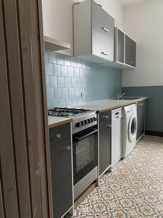 Szafki kuchenne (bez AGD), wszystkie widoczne na zdjeciach.