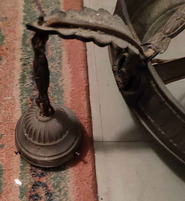 Stary przedwojenny żyrandol