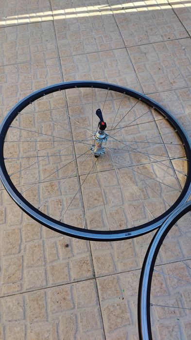 Roda dianteira de estrada 700 da Bontrager
