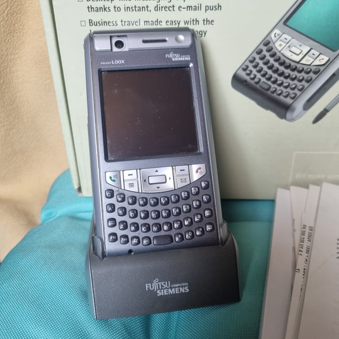 Fujitsu Siemens Pocket LOOX –  Zestaw BOX z Dokiem (Retro PDA)