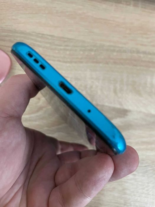 Смартфон Xiaomi Redmi 9A 4+1\64 гб мало пользовались разбит экран
