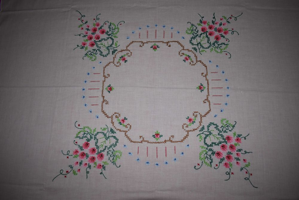 Toalha bordada [+/- 81 x 84 cm]