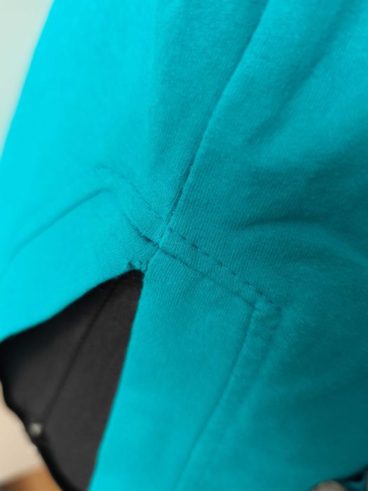 Bluza turkusowa / morska w rozmiarze uniwersalnym.