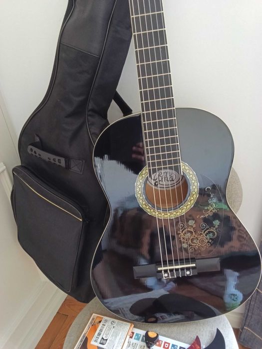 Violão com todos esses acessorios