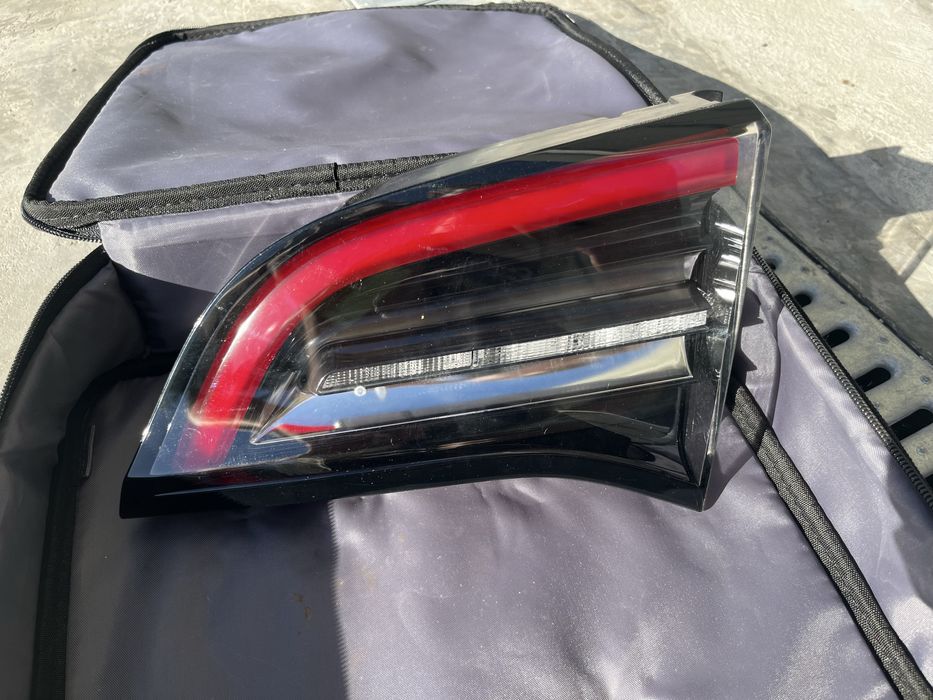 Farolim da mala direito Tesla Model 3 2020 5YJ3