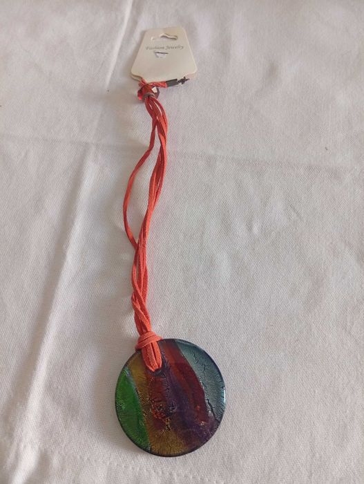Pingente artesanal, em vidro fundido, colorido, com cordão de couro, em laranja.