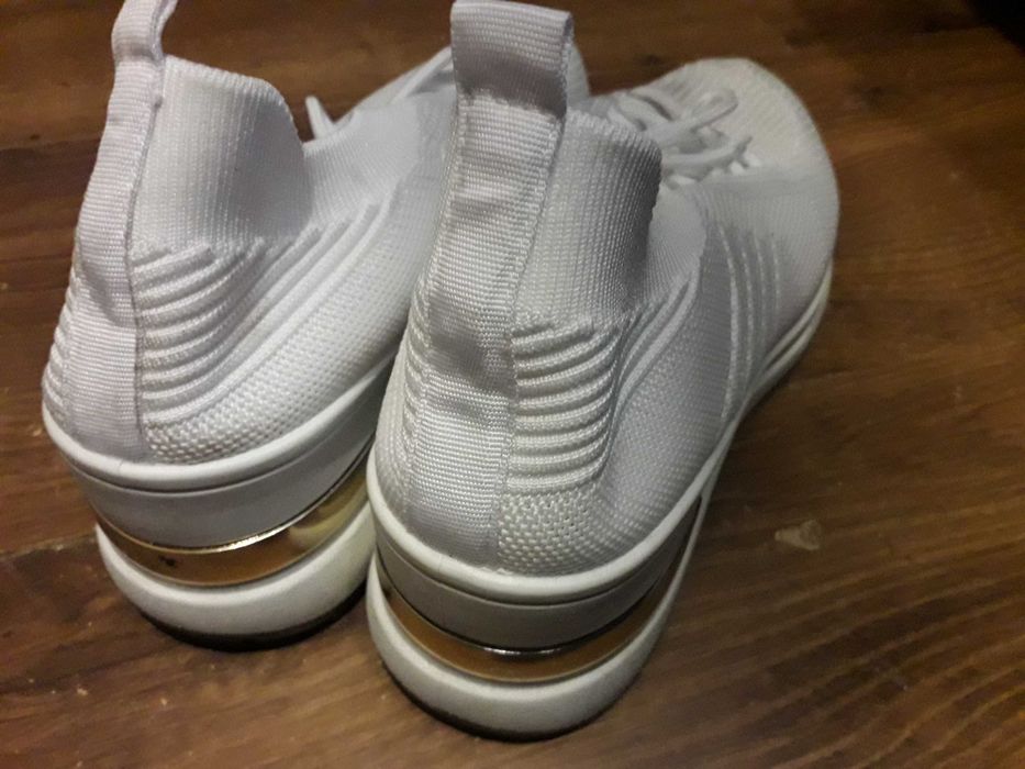 sneakersy      białe