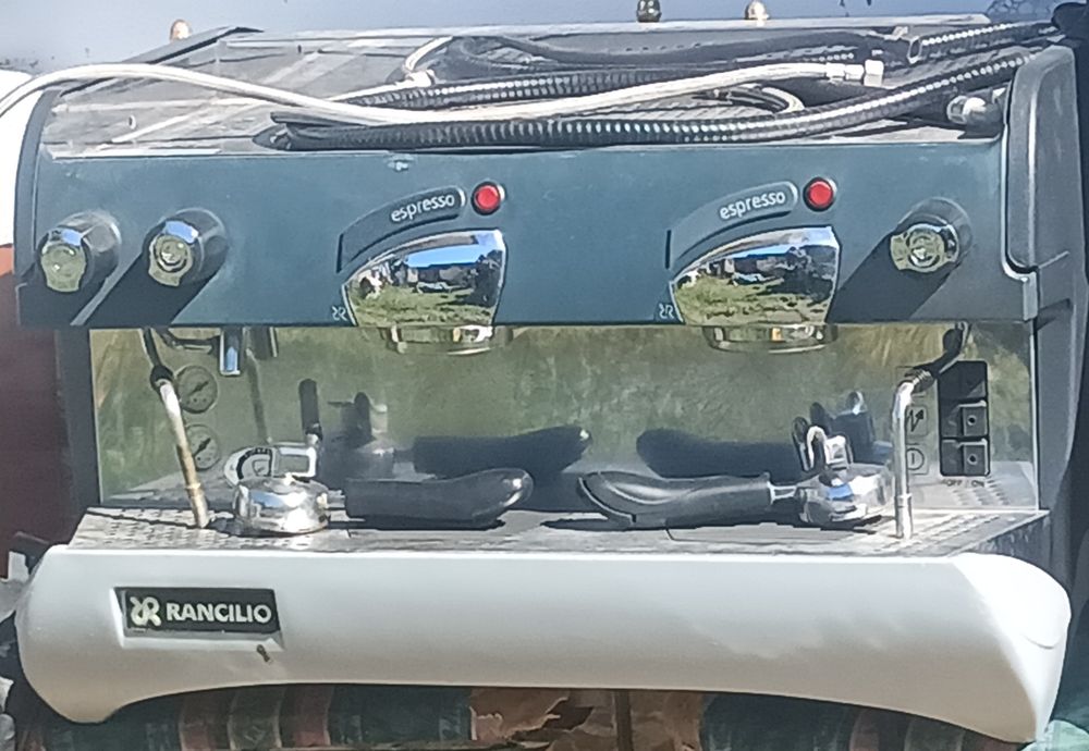Máquina de café expresso com depurador e com moinho