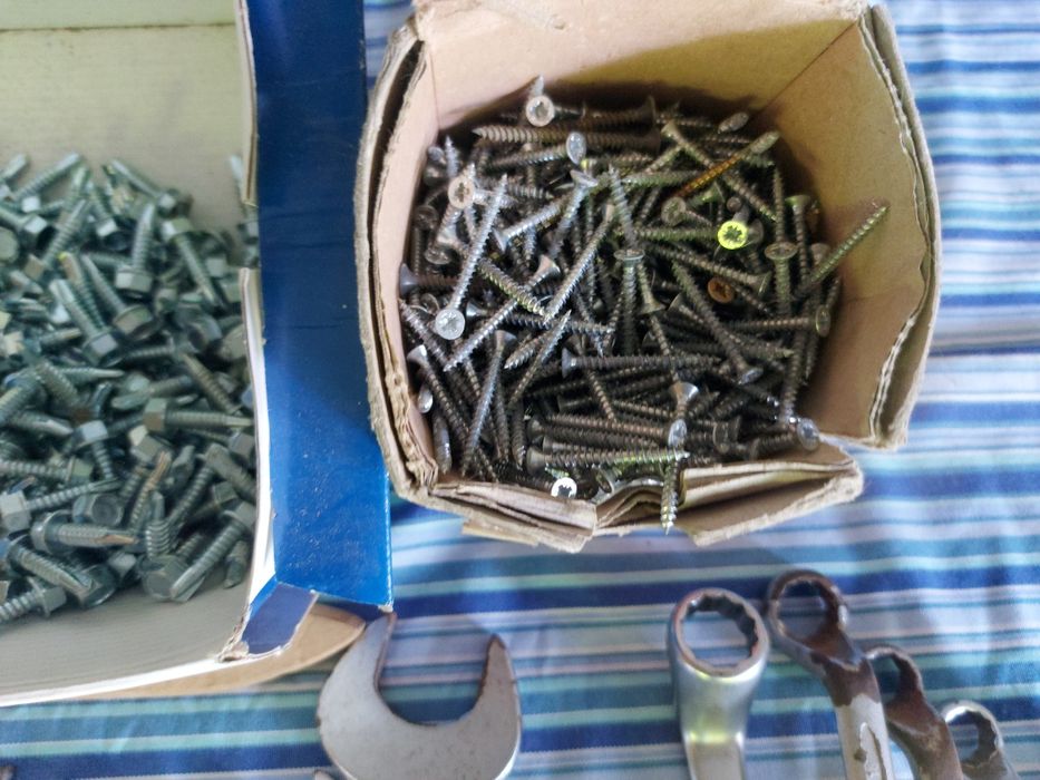 Parafusos de rosca para ferro e várias chaves de bocas e lunetas e cha