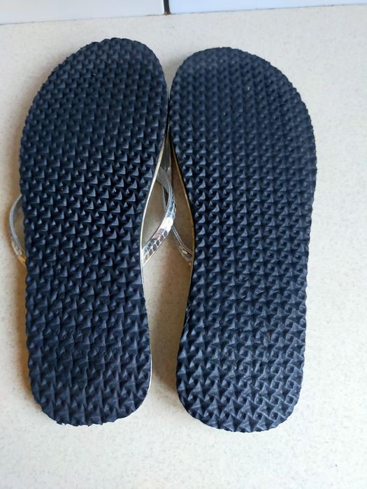 Klapki japonki srebrne 39