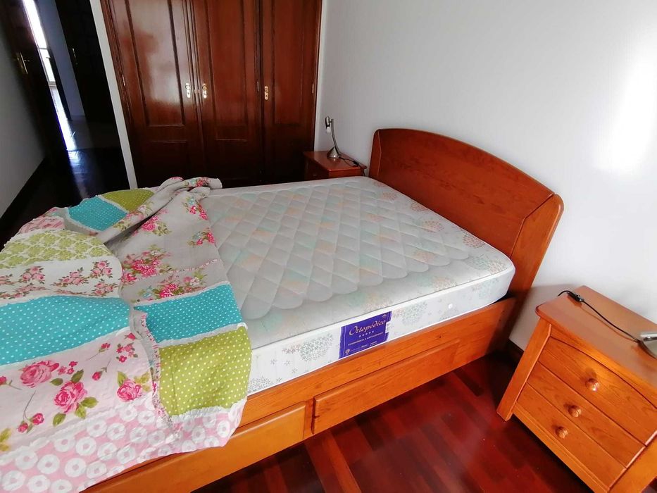 Cama casal, Pinho Mel Maciço, Colchão Ortopéd. incluído (ótimo Estado)