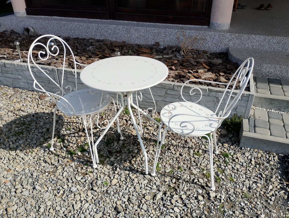Stół i dwa krzesła do ogrodu