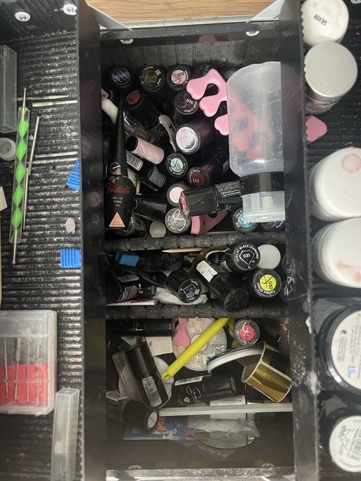 Kuferek z przyborami do paznokci