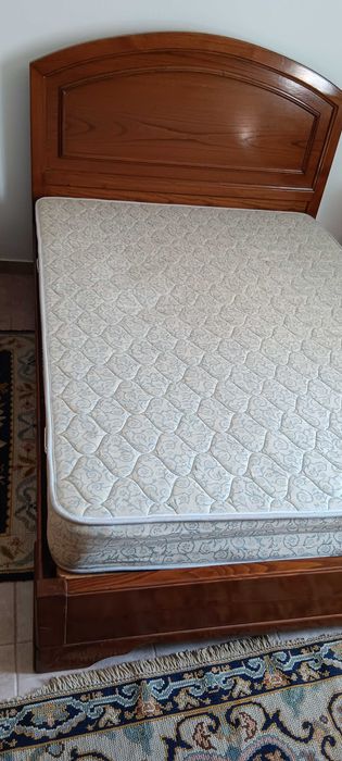 Cama casal em madeira tipo carvalho