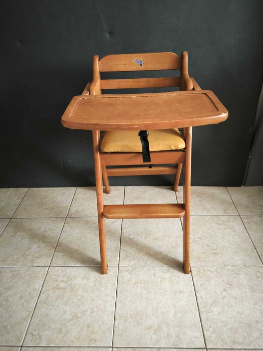 Дитячий стілець для годування