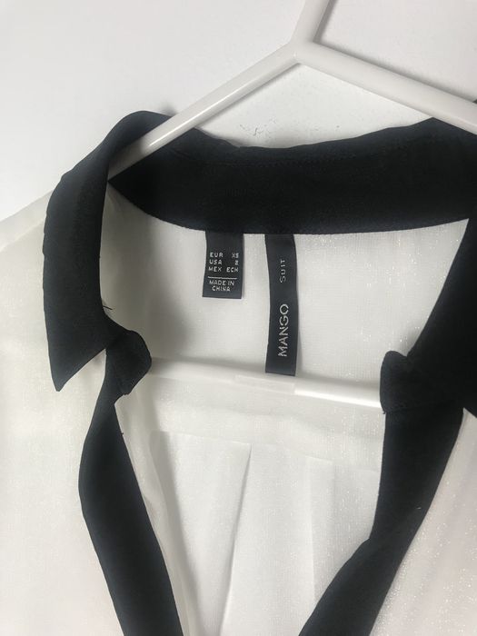 Biała cienka koszula, bluzka z czarnym kołnierzem i lamówką Mango Suit