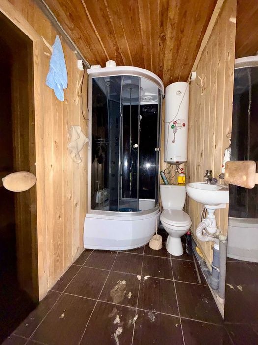 Розплідник «Енейко» з житловим будинком та ділянкою 0.72 га з озером