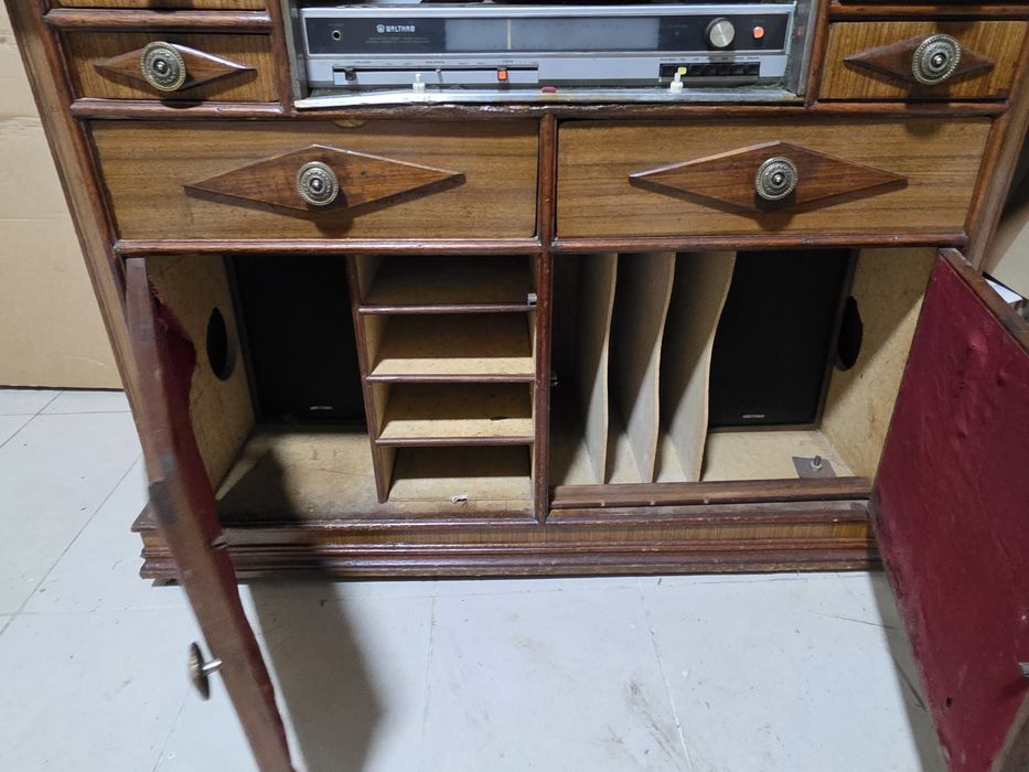 Armário Rádio Antigo com Gira Discos e cassetes