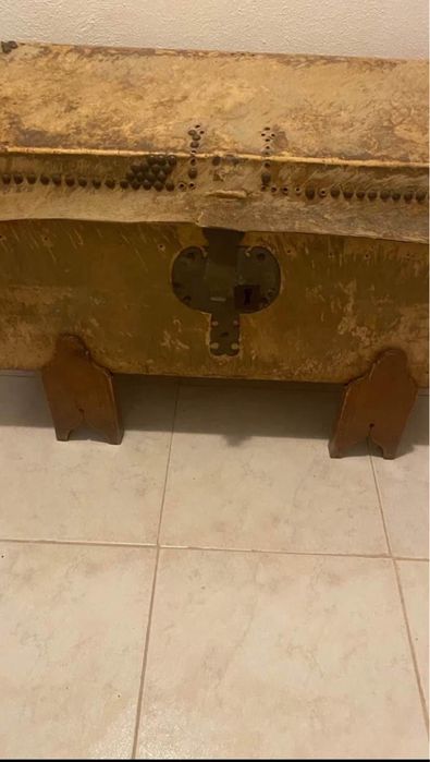 Baú arca em pele com pés removiveis