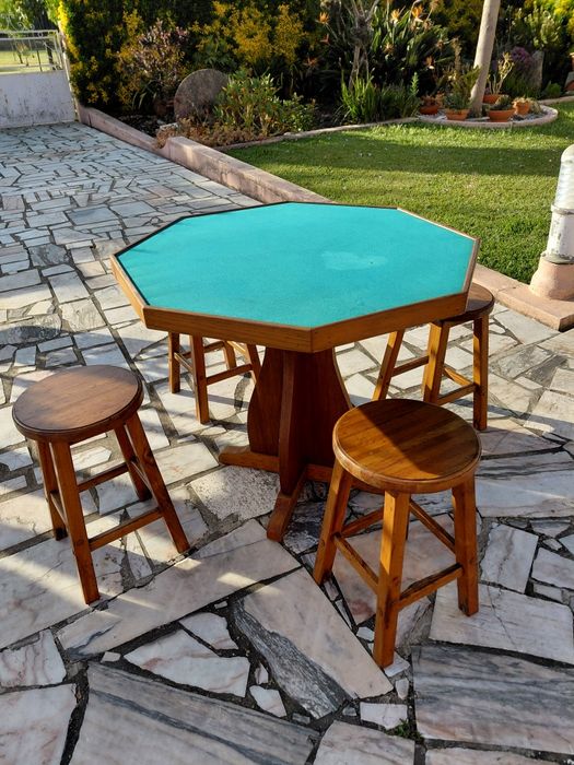 Mesa de jogo e bancos  + bancos altos de bar