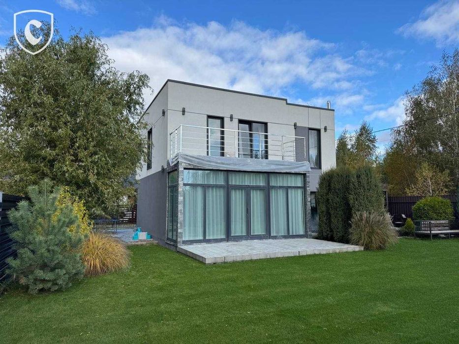 Сучасний будинок 175 м² з терасою та каміном у сосновому лісі.