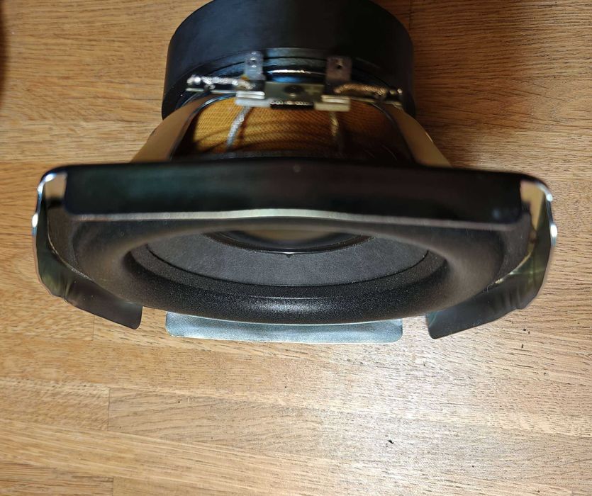 Bose głośnik niskotonowy z subwoofer-a Audi bassbox Q7